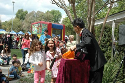 Magician uses three little girls as volunteers